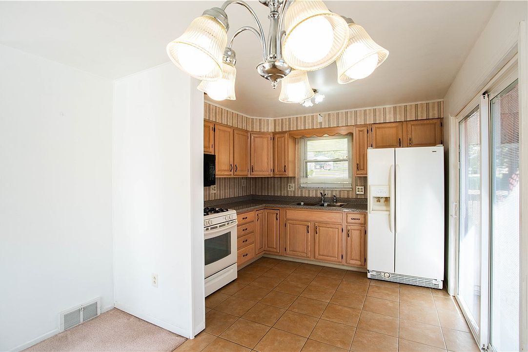 1079 Catherine Dr Conway, PA 15027 - Thumbnail 3