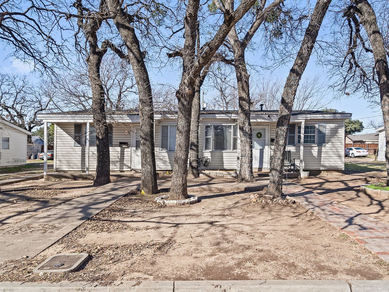 2209 & 2211 Barbell Ln Fort Worth, TX 76111 - Thumbnail 3