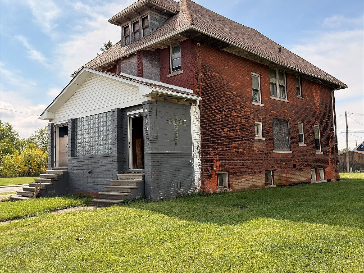 2109 Montclair St Detroit, MI 48214 - Thumbnail 3