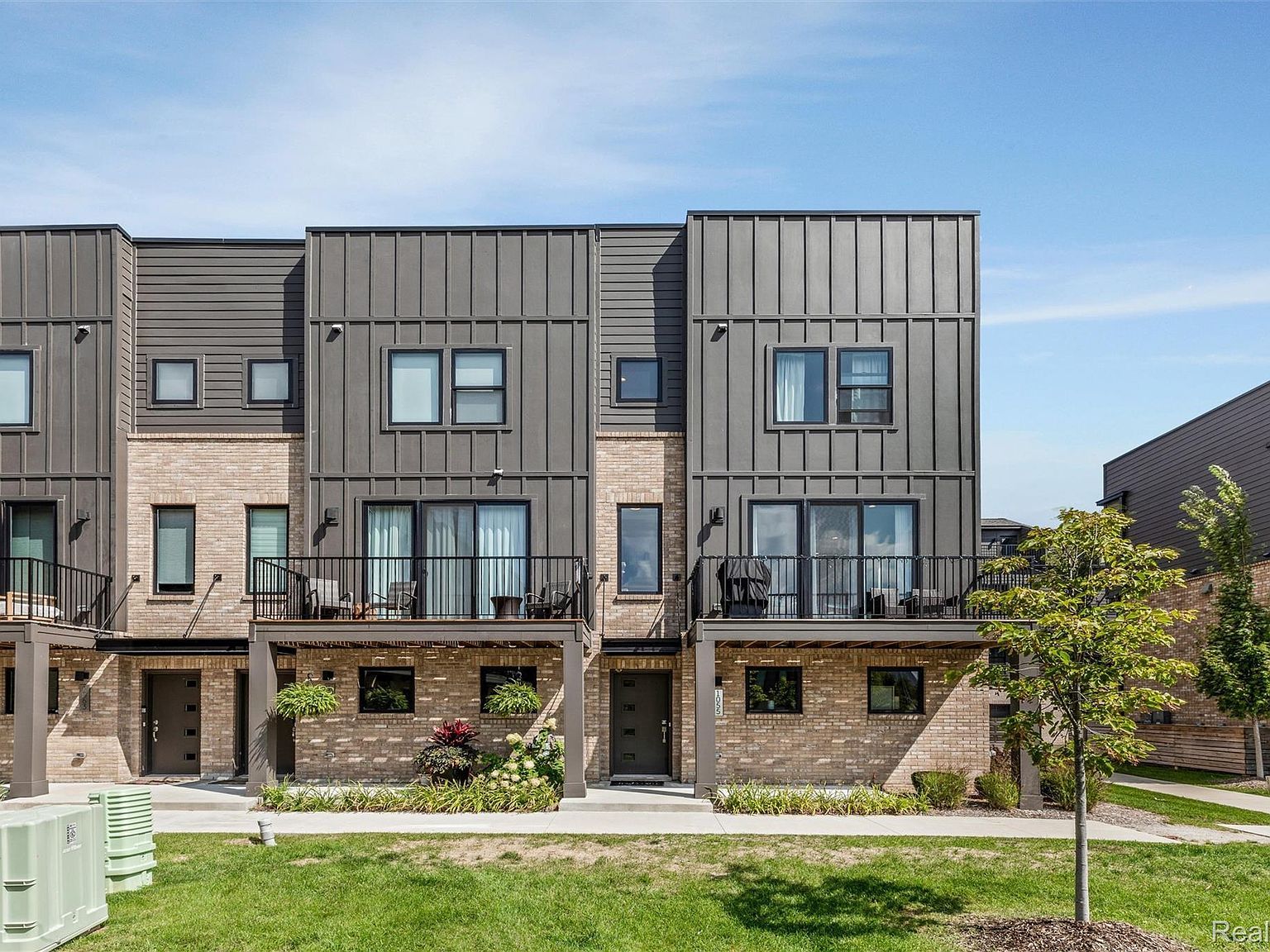 1055 Hampton Cir Detroit, MI 48207 - Thumbnail 3