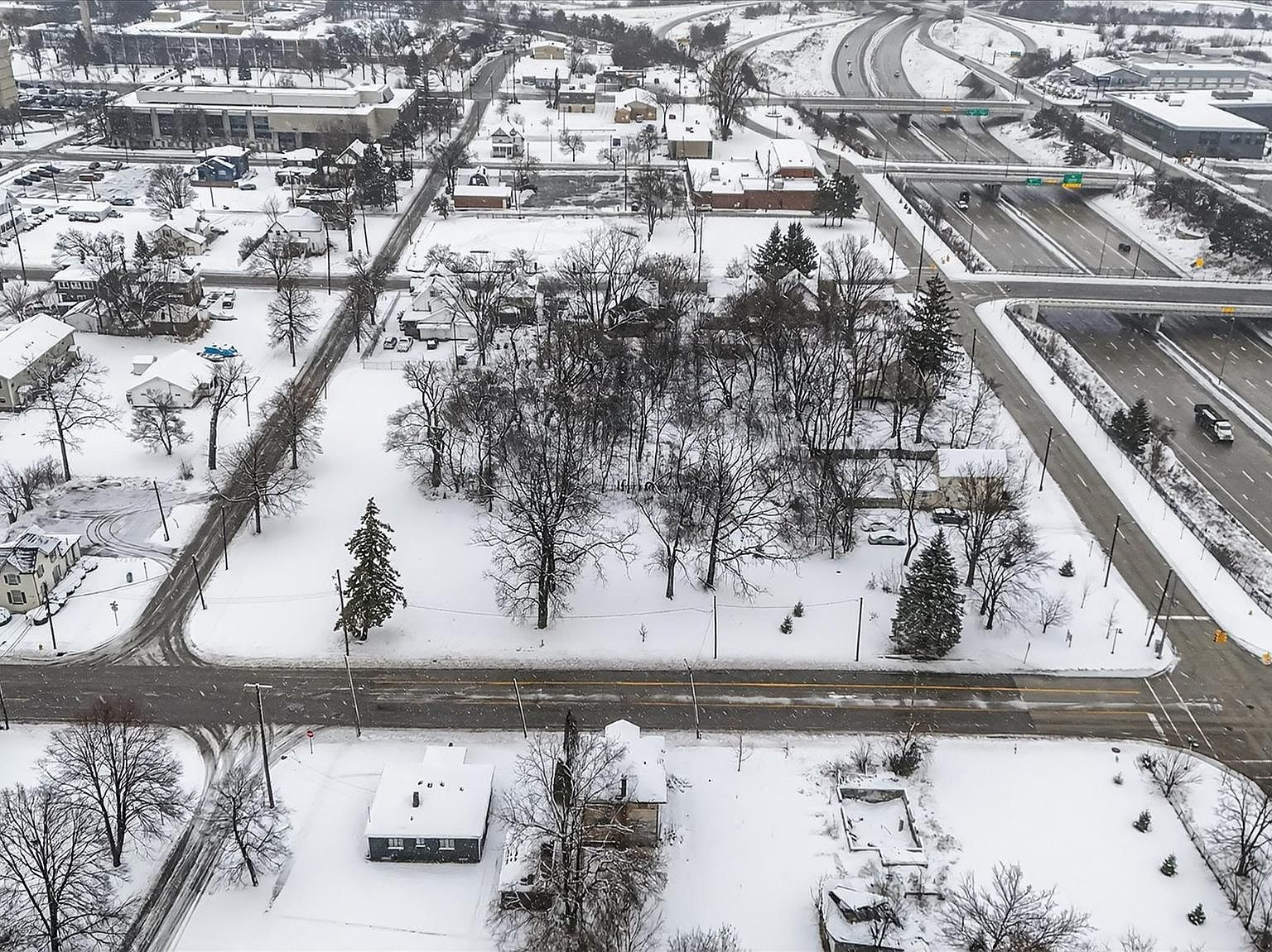 1215 S Grand Traverse St Flint, MI 48502 - Thumbnail 3