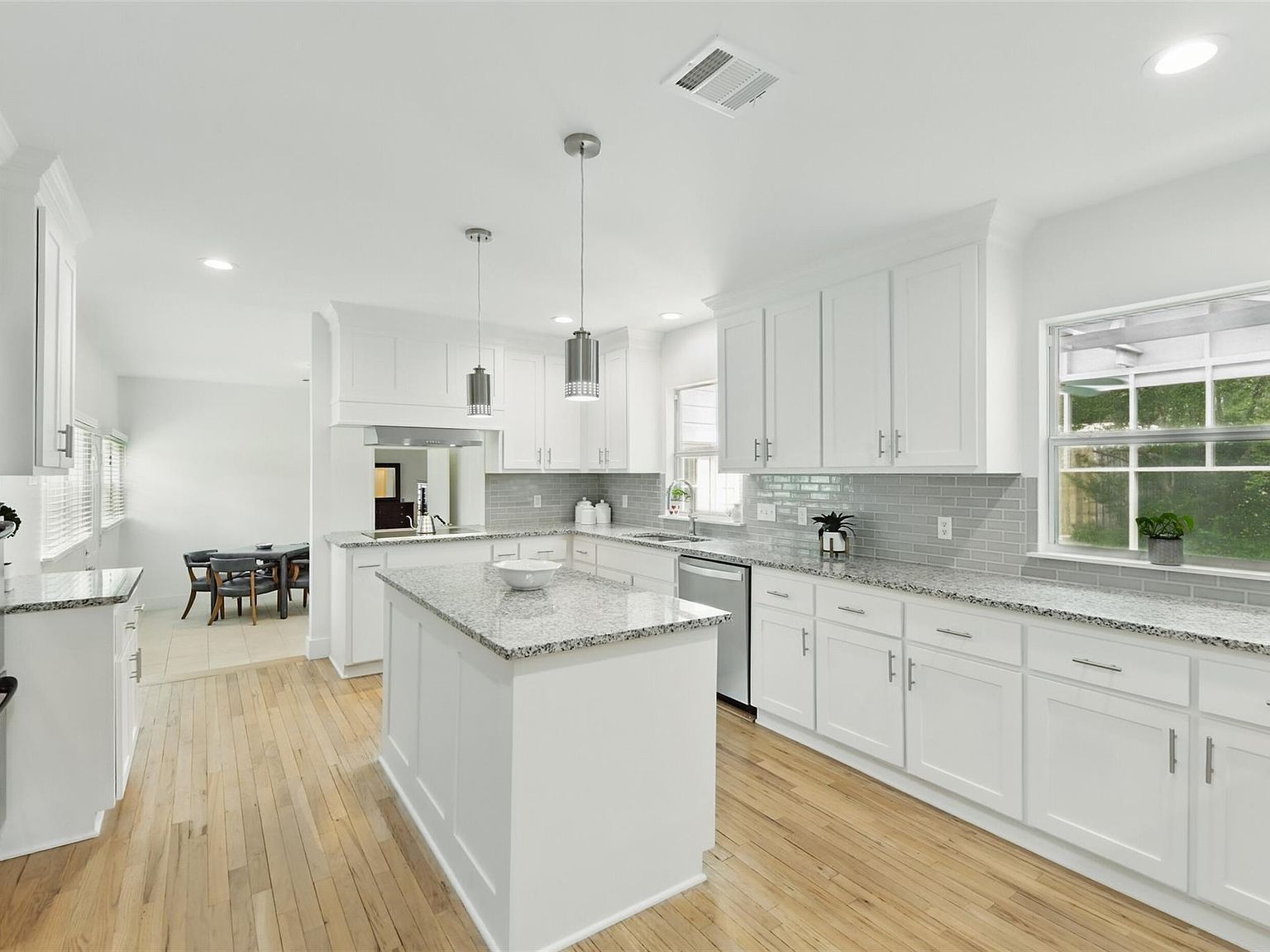 156 Circle Dr Cleveland, TX 77327 - Thumbnail 3