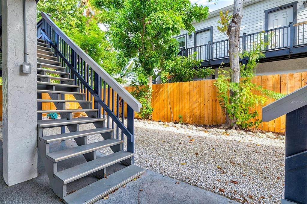 8106 Gulf Dr Holmes Beach, FL 34217 - Thumbnail 3