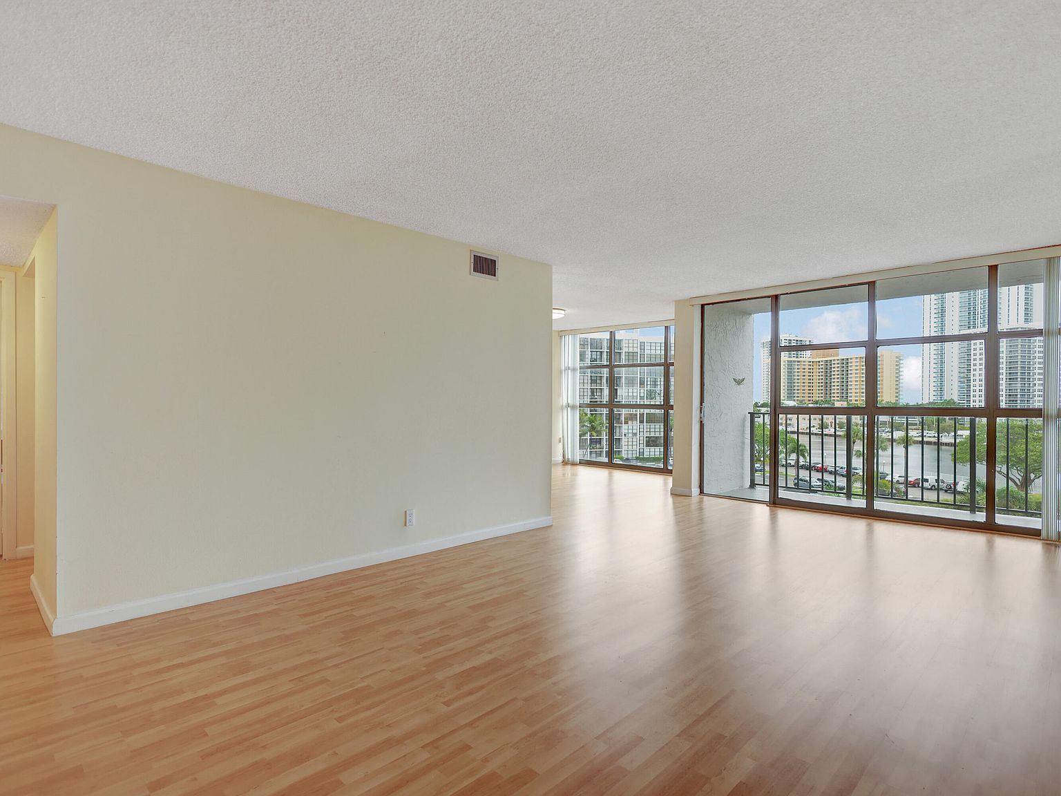 600 Parkview Dr APT 508 Hallandale, FL 33009 - Thumbnail 3