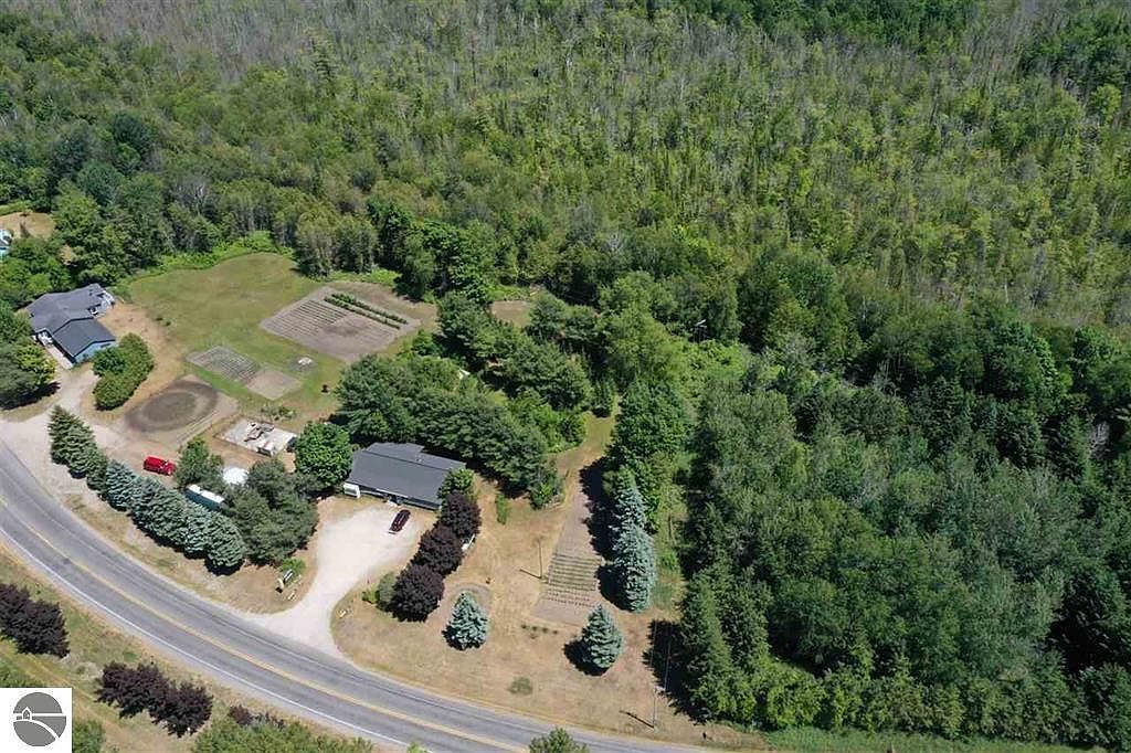 11184 N Mill St Northport, MI 49670 - Thumbnail 3