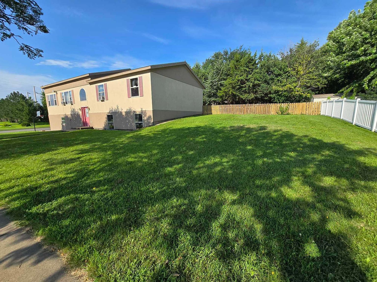 2801 Fox Run Pkwy Yankton, SD 57078 - Thumbnail 3