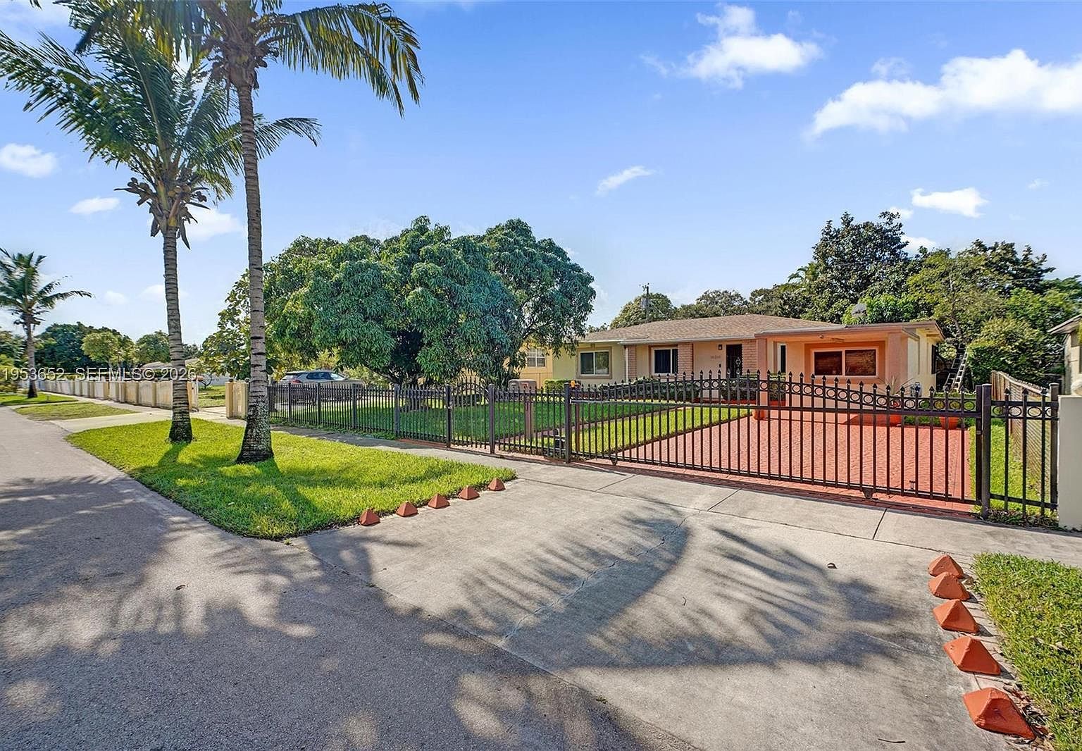 16200 NE 8th Ct North Miami Beach, FL 33162 - Thumbnail 3