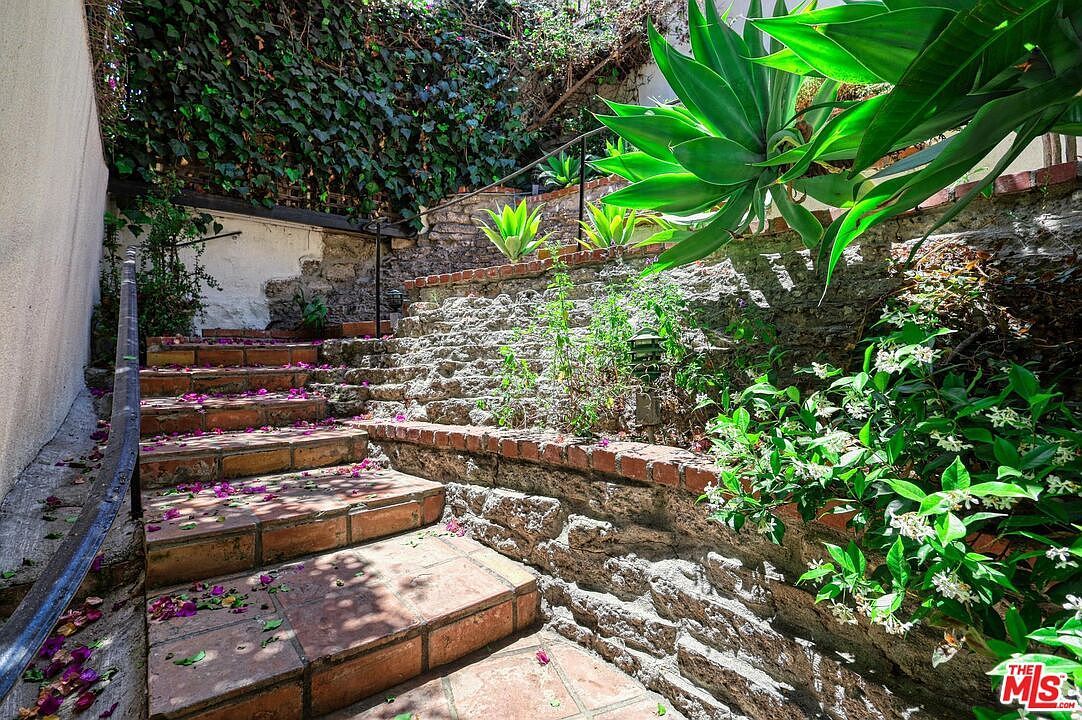 1790 Viewmont Dr Los Angeles, CA 90069 - Thumbnail 3