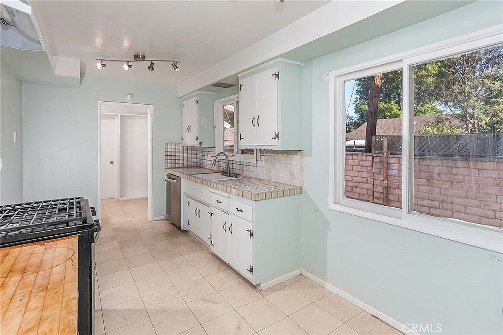 7915 Owensmouth Ave Canoga Park, CA 91304 - Thumbnail 3