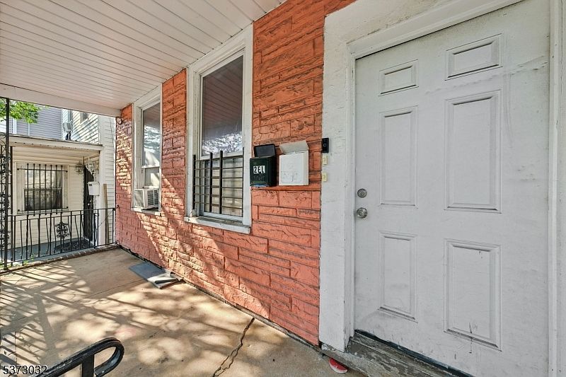 297 W Runyon St Newark, NJ 07108 - Thumbnail 3