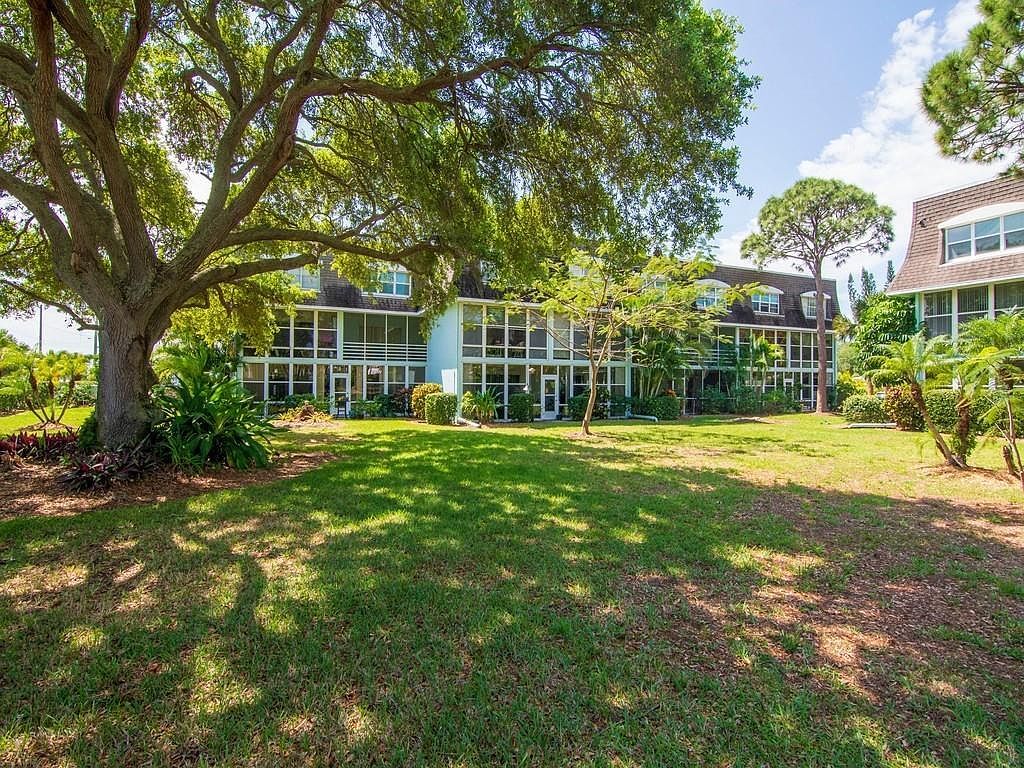 1901 Indian River Blvd Vero Beach, FL 32960 - Thumbnail 3