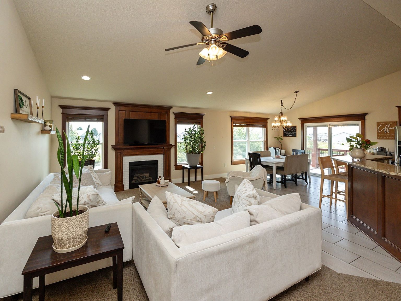 213 SW Carriage Dr Ankeny, IA 50023 - Thumbnail 3