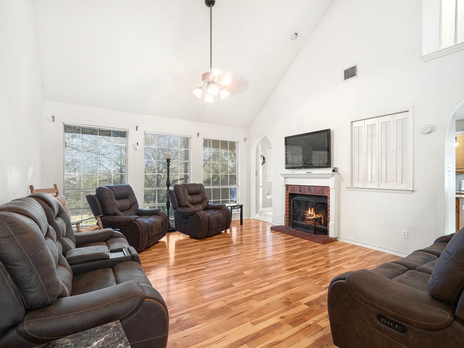 8343 High Brush Dr Dallas, TX 75249 - Thumbnail 3