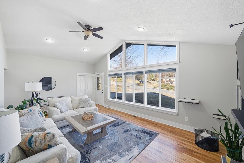 4137 Knob Hill Dr Des Moines, IA 50317 - Thumbnail 3