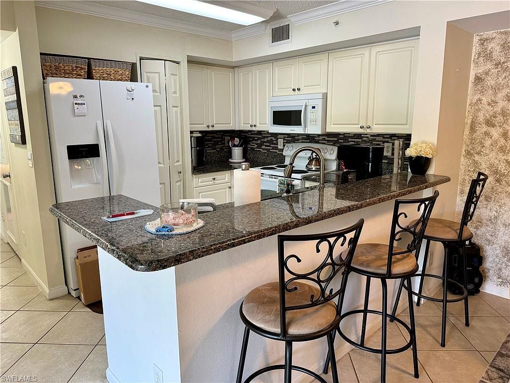 1210 Wildwood Lakes Blvd APT 203 Naples, FL 34104 - Thumbnail 3