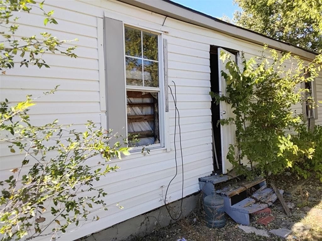 2011 SW Douglas Ave Lawton, OK 73501 - Thumbnail 3