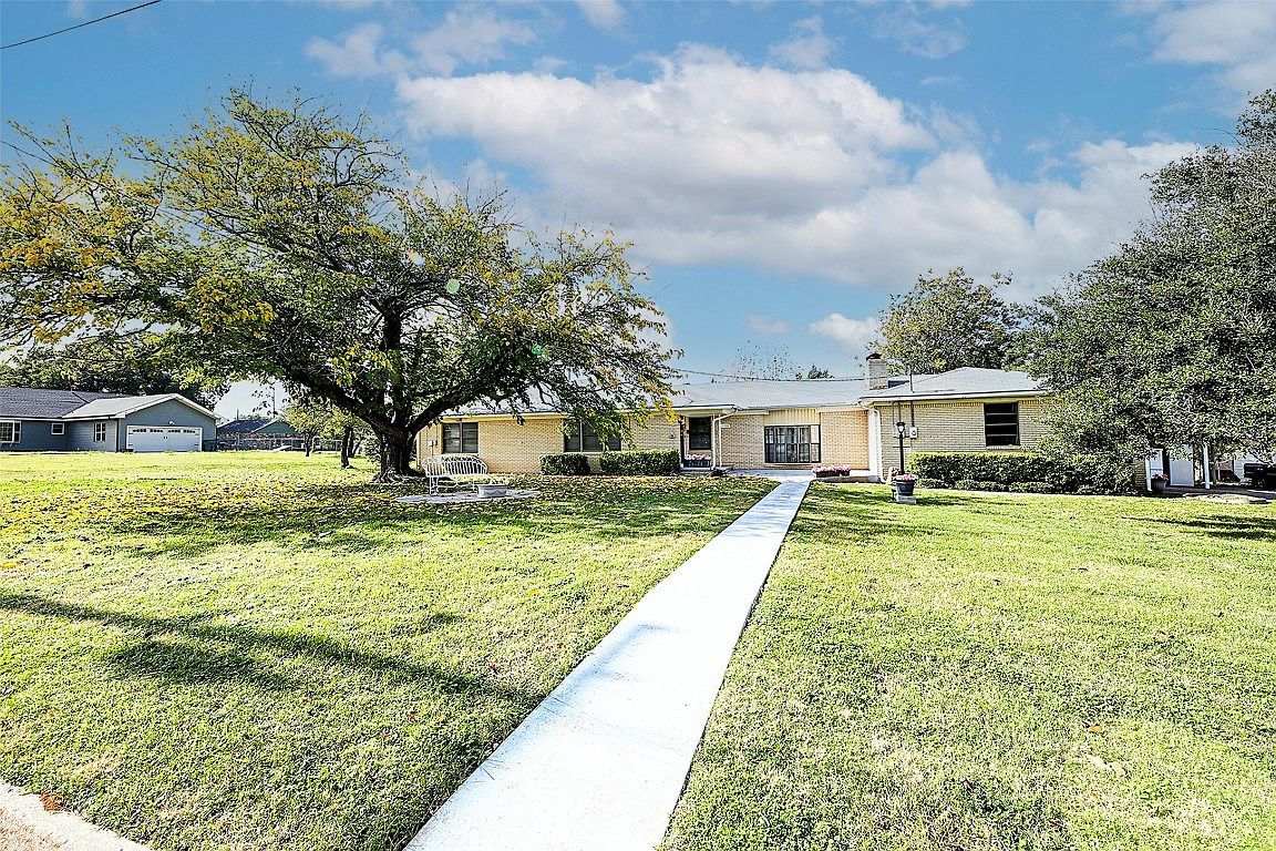 1106 Central Ave Bowie, TX 76230 - Thumbnail 3
