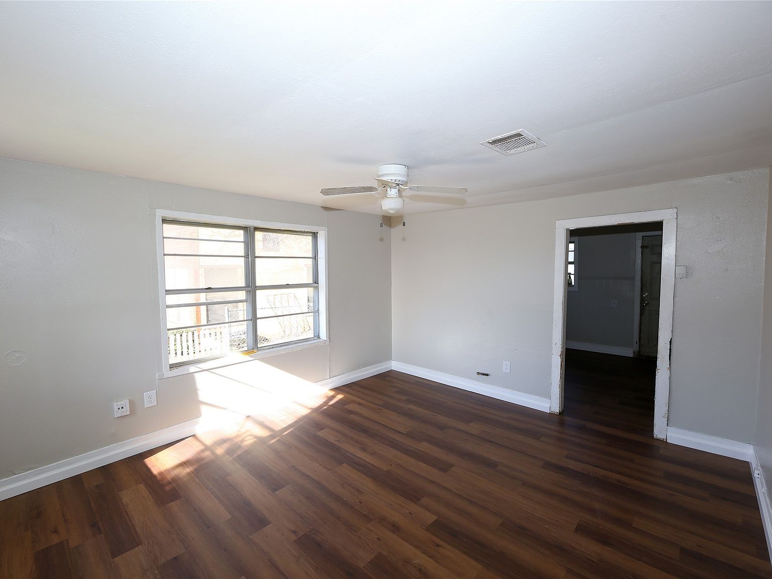 407 Decatur St Bowie, TX 76230 - Thumbnail 3