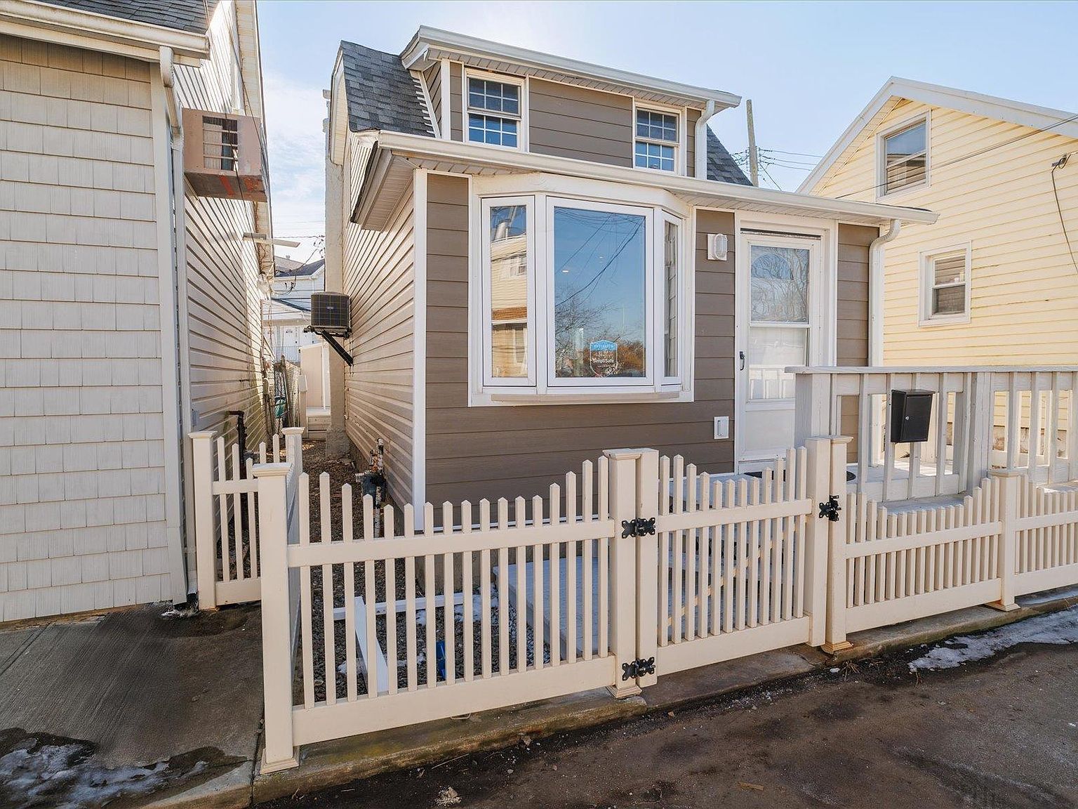 9948 1st St Jamaica, NY 11414 - Thumbnail 3