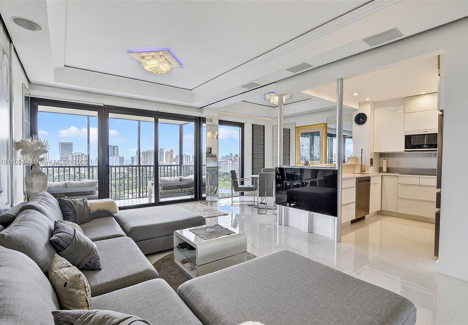 20335 N Country Club Dr #PENTHOUSE 4 Miami, FL 33180 - Thumbnail 3