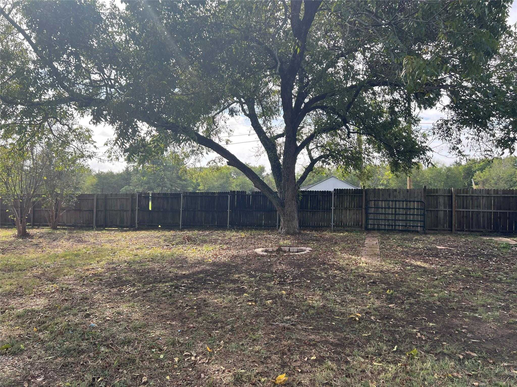 823 E Jackson St, Paris, TX, 75460 - Thumbnail 3