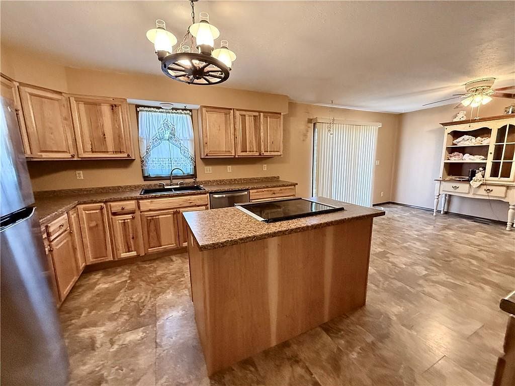 205 S Traster Ave Altamont, KS 67330 - Thumbnail 3