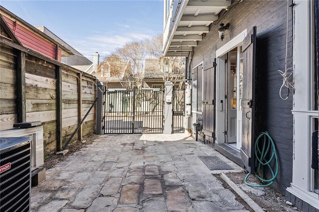 632 Burgundy St New Orleans, LA 70112 - Thumbnail 3