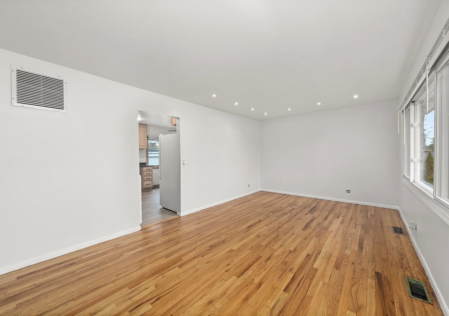 8719 Olympic Dr Bridgeview, IL 60455 - Thumbnail 3