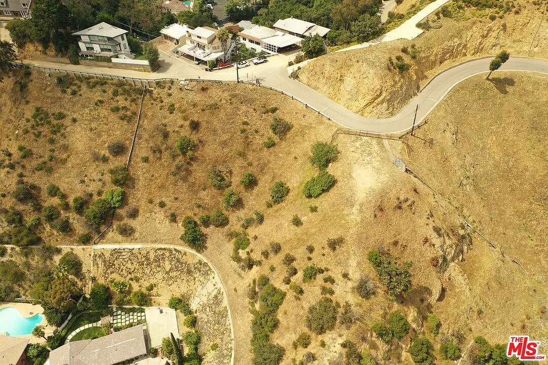 2381 Sunset Plaza Dr Los Angeles, CA 90069 - Thumbnail 3