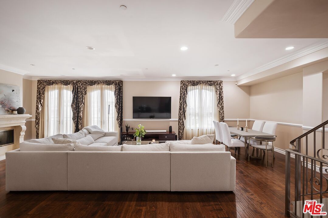 132 S Crescent Dr APT 403 Beverly Hills, CA 90212 - Thumbnail 3