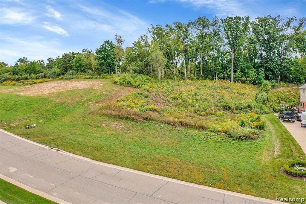 8275 Stoney Creek Dr South Lyon, MI 48178 - Thumbnail 3