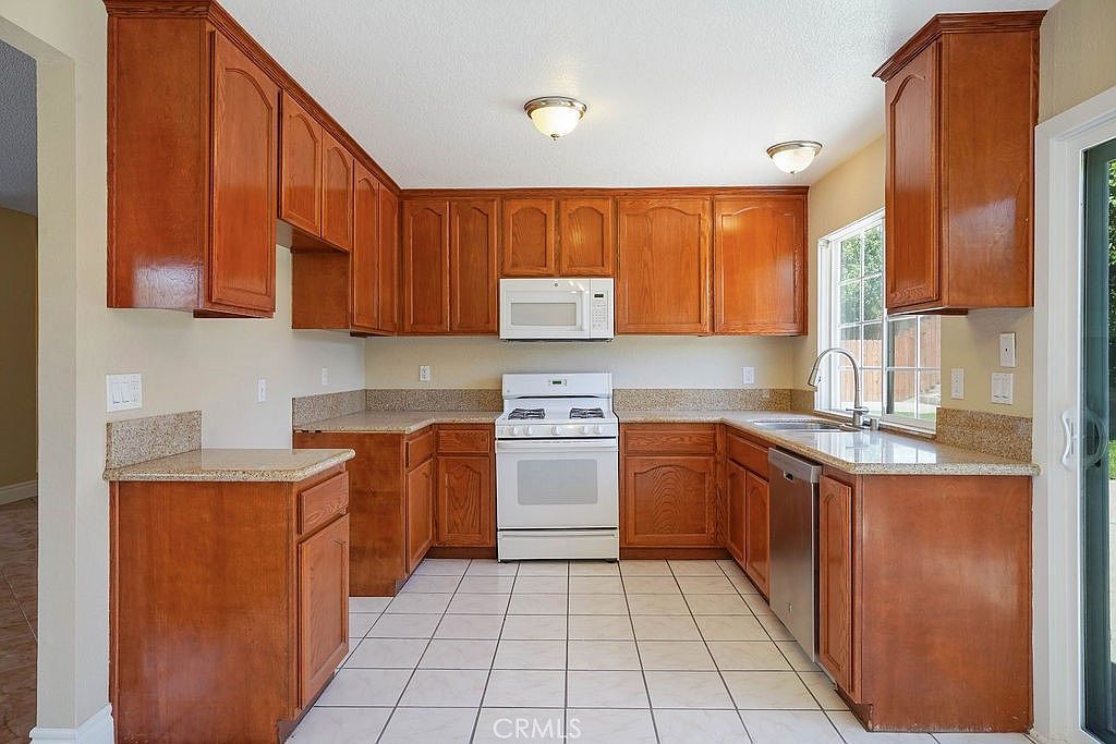 9963 Eugenia Ave Fontana, CA 92335 - Thumbnail 3