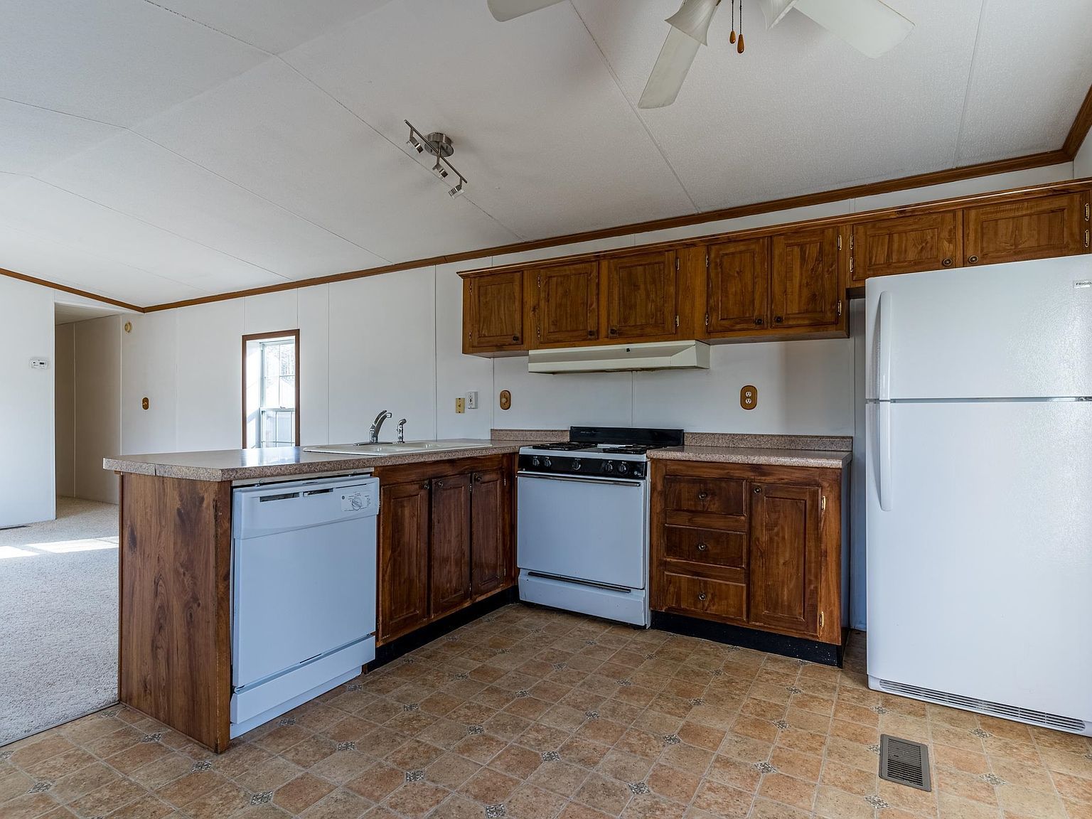 70 Oak Dr North Hampton, NH 03862 - Thumbnail 3