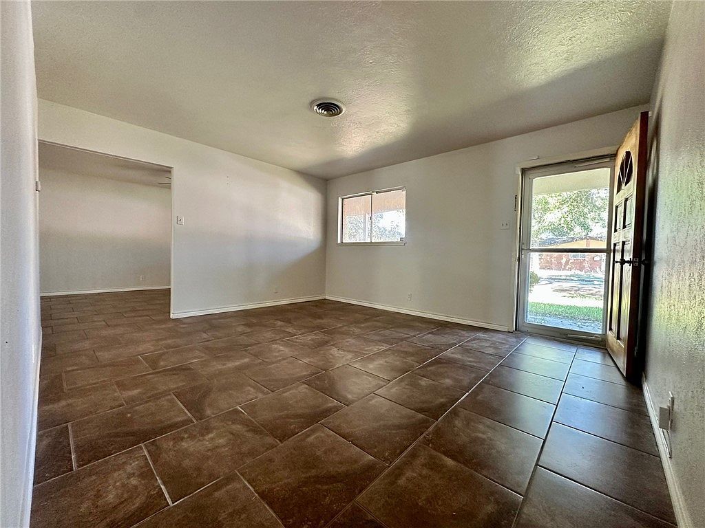 1701 Santa Maria St Kingsville, TX 78363 - Thumbnail 3