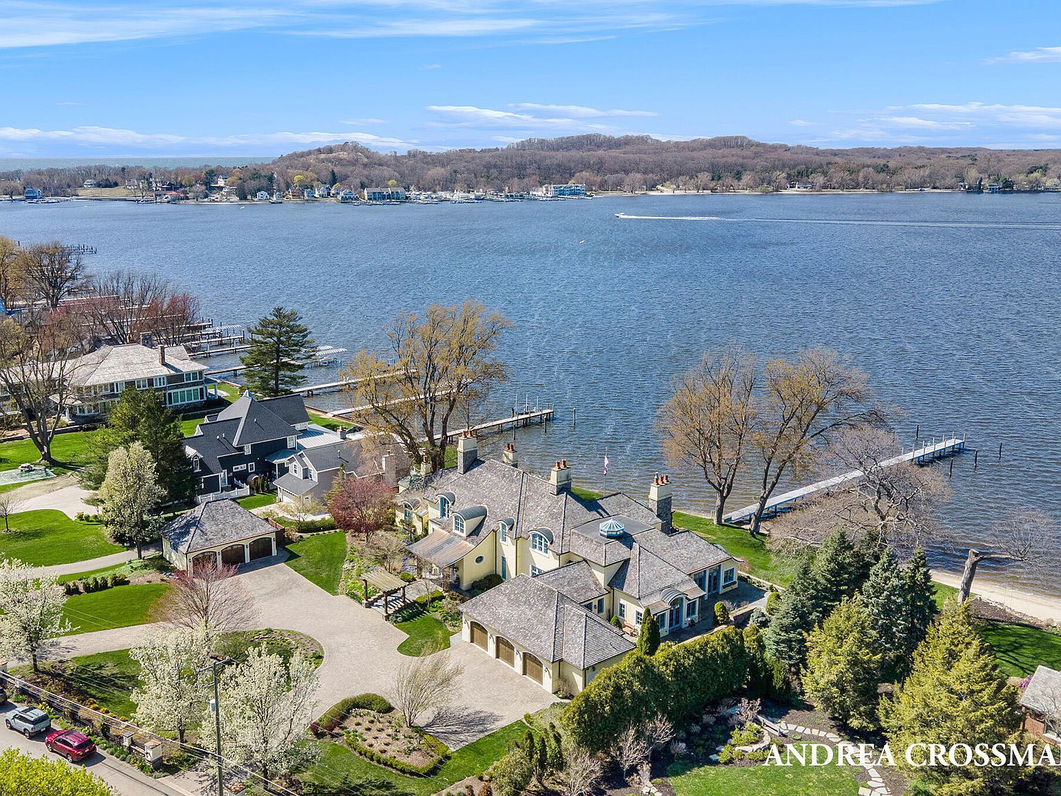 1933 S Shore Dr Holland, MI 49423 - Thumbnail 3