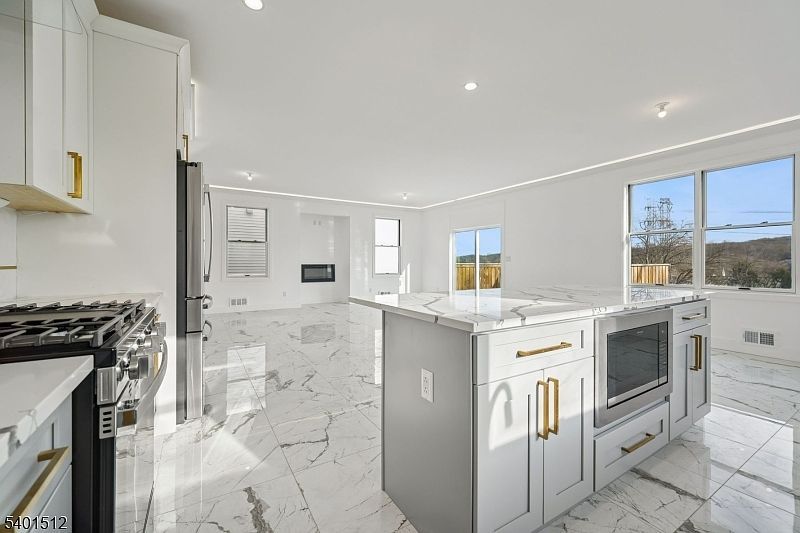 19 Mountain Ave Mahwah, NJ 07430 - Thumbnail 3