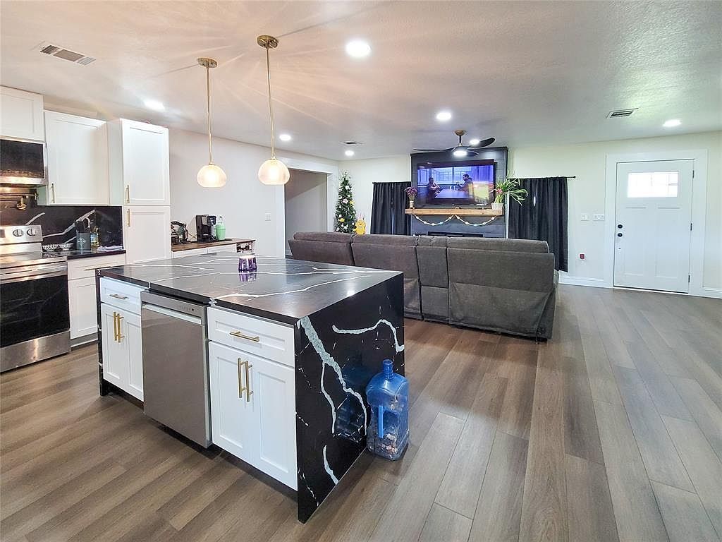 606 E Ahldag St Wharton, TX 77488 - Thumbnail 3