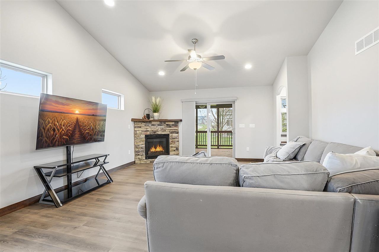 622 Dakota Ave Tiffin, IA 52340 - Thumbnail 3