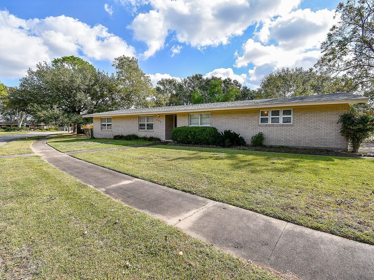 309 Town And Country Dr El Campo, TX 77437 - Thumbnail 3