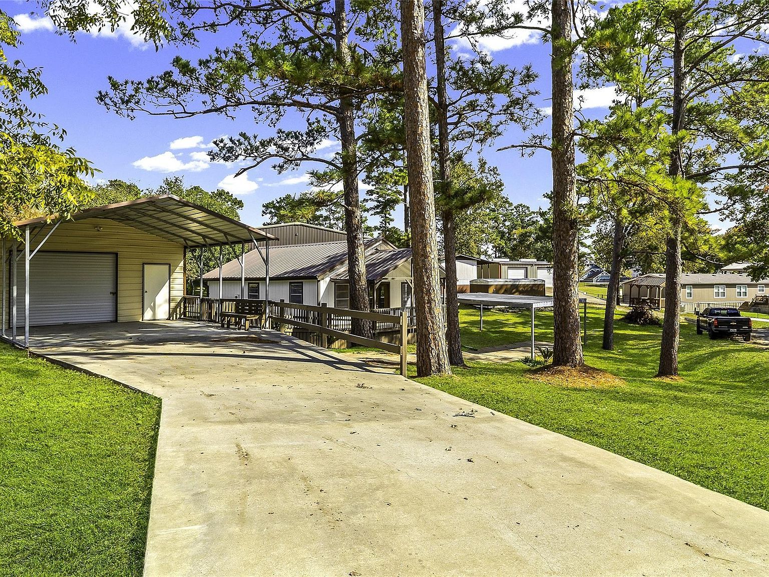 217 Brown Ave Onalaska, TX 77360 - Thumbnail 3