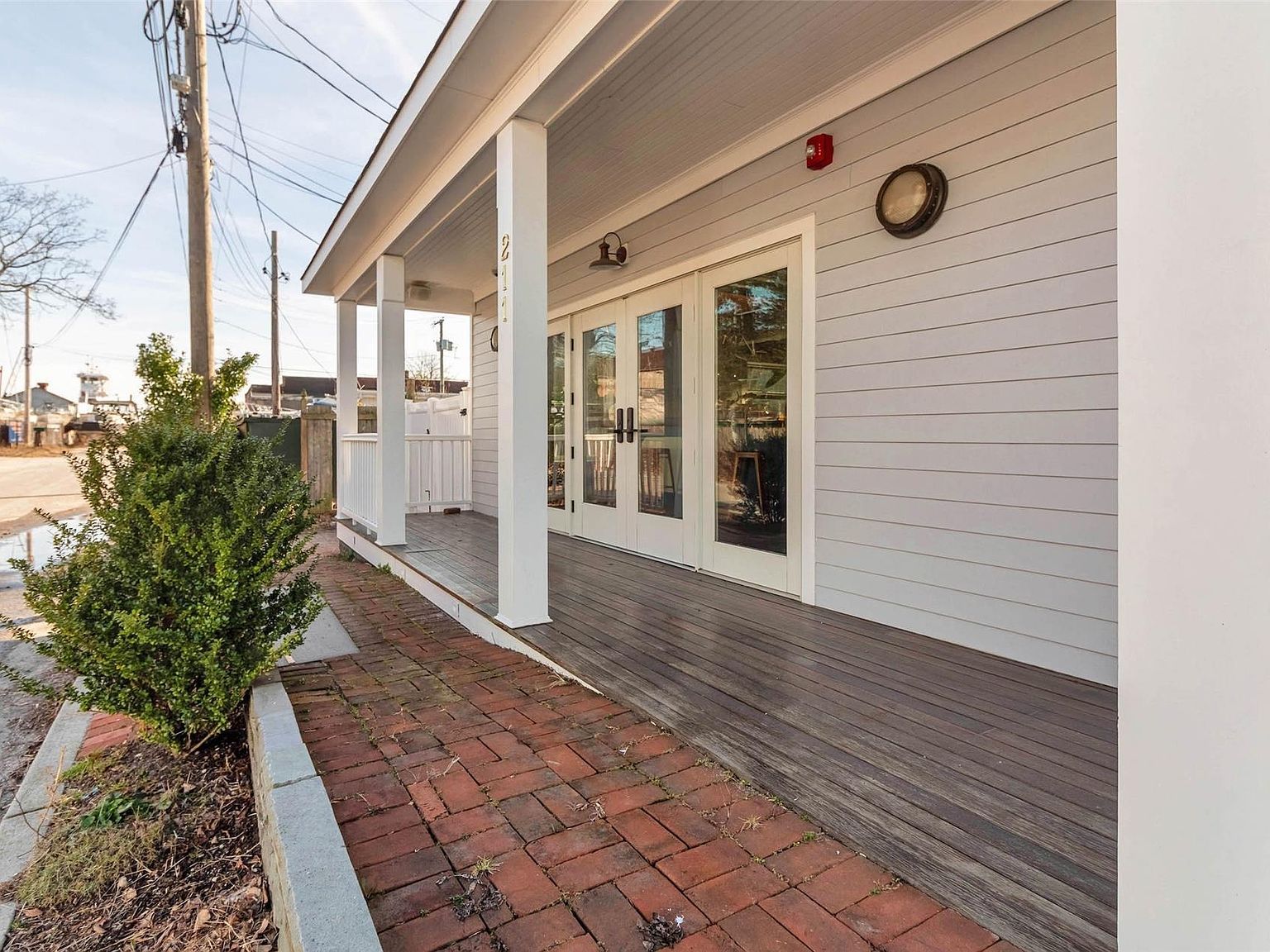 211 Carpenter St Greenport, NY 11944 - Thumbnail 3