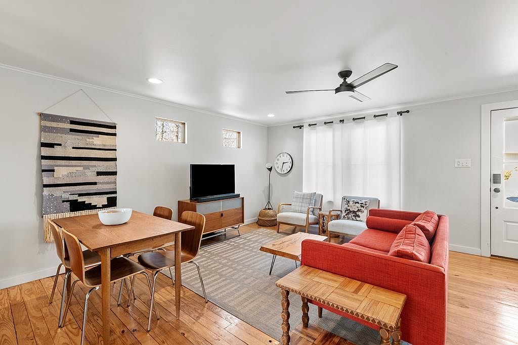 109 E Centre St Fredericksburg, TX 78624 - Thumbnail 3