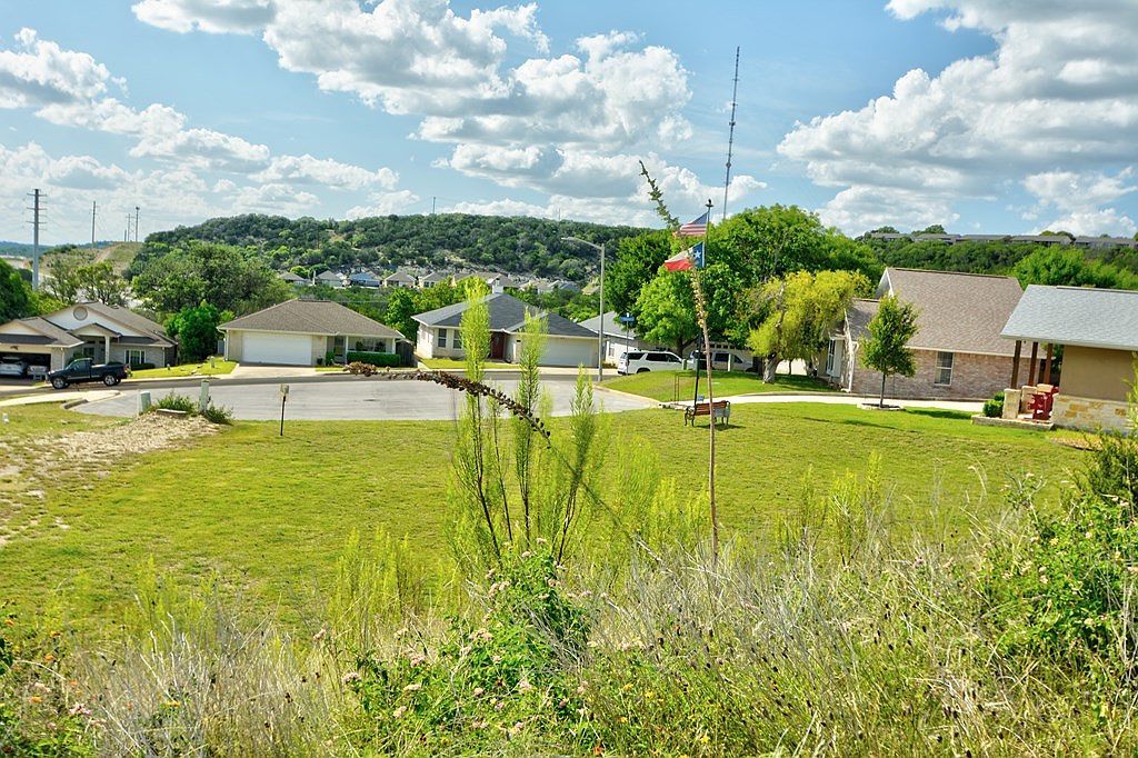 306 Vantage Cir Kerrville, TX 78028 - Thumbnail 3