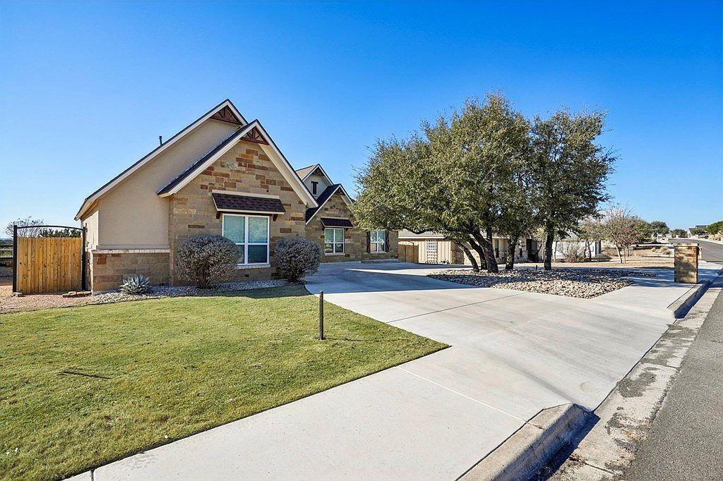 229 Yorktown Blvd Kerrville, TX 78028 - Thumbnail 3