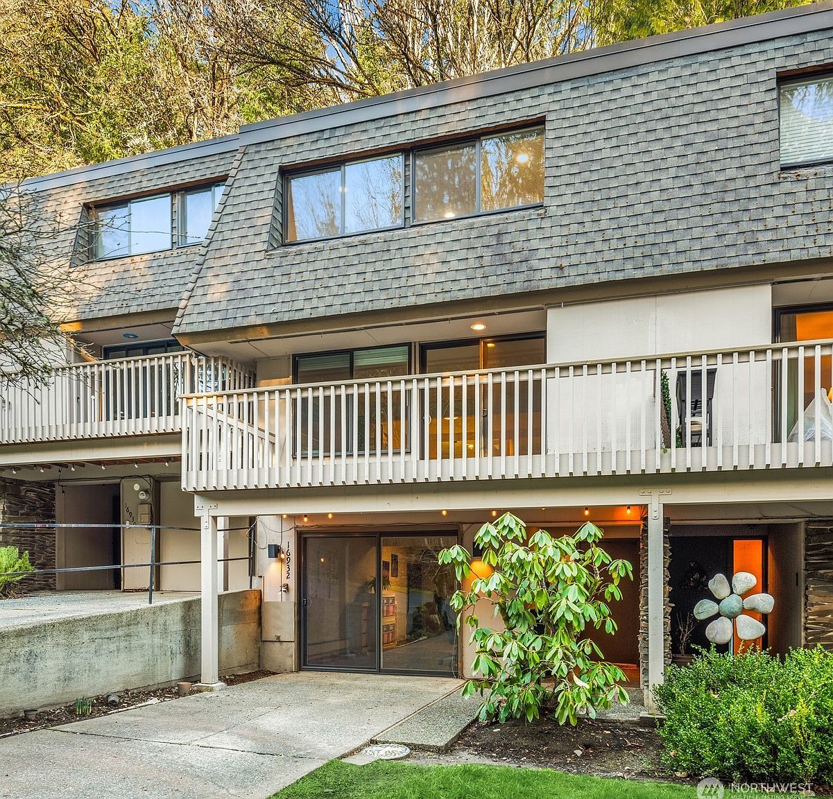 16932 NE 2nd Pl Bellevue, WA 98008 - Thumbnail 3