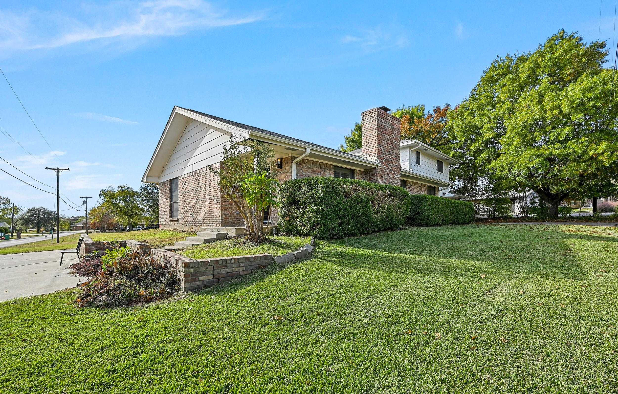 301 Tryall Drive, Runaway Bay, TX, USA, 76426 - Thumbnail 3