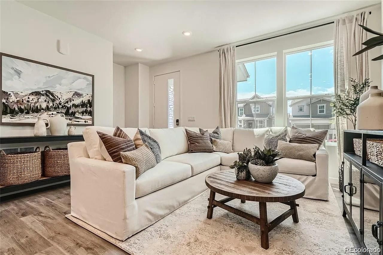 746 N Bersshine Ct Watkins, CO 80137 - Thumbnail 3