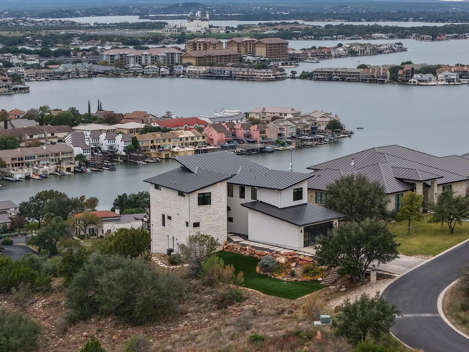 209 Dalton Cir Horseshoe Bay, TX 78657 - Thumbnail 3