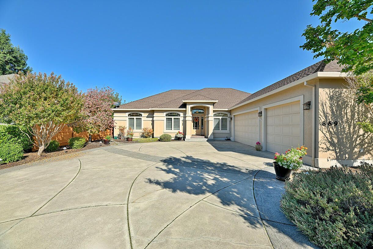 869 Saint Andrews Way Eagle Pt, OR 97524 - Thumbnail 3