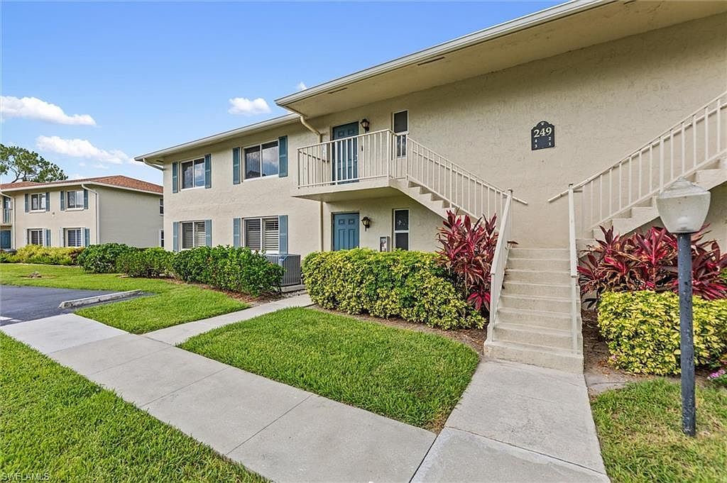 249 Memory Ln #4 Naples, FL 34112 - Thumbnail 3